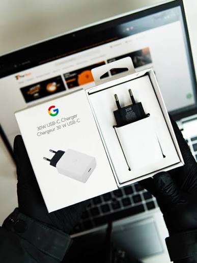 پکسل 6، 6 پرو، 7، 7 پرو، 8، 8 پرو، پکسل فولڈ اور USB-C ڈیوائسز کے لیے گوگل کا اصلی 30W USB-C PD فاسٹ چارجر مع USB-C تا USB-C کیبل